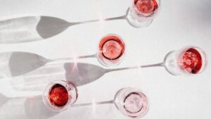 5 koktela sa vinom koji će vas oduševiti svojim ukusom i svežinom