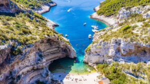 7 manje poznatih plaža na hrvatskoj obali koje će vas oboriti s nogu