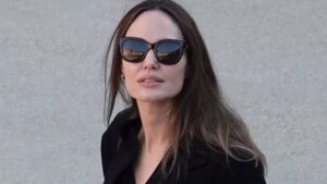 Angelina Jolie u vodećem modelu pantalona za jesen 2021.