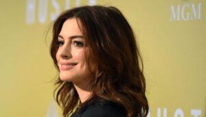 Anne Hathaway ima dramatično kratku novu frizuru koju nismo sigurni kako da definišemo