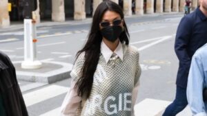 Bella Hadid šeta Parizom u univerzalnom „školskom“ izgledu: prsluku i prugastoj košulji