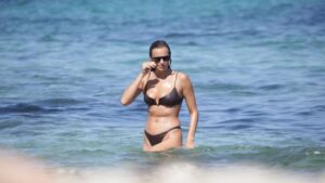 Bikini alret: Irina Shayk i Charlize Theron ovog leta biraju minimalizam i klasiku