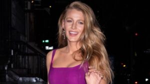 Senzualna Blake Lively u mikro haljini razigrane boje