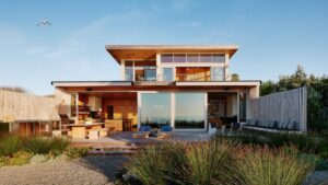 Boemska drvena kuća u Kaliforniji svojim dizajnom postaje „jedno“ sa letnjom scenom