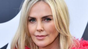 Ponovo crnka: Charlize Theron više ne izgleda isto