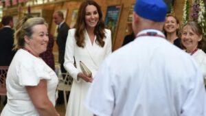 Clutch iz 1930-ih i narukvica princeze Diane: Kate Middleton pokazuje pažljiv pristup odabiru garderobe