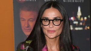 Da li biste i vi umeli? Stajling Demi Moore u kompletno dezeniranoj haljini