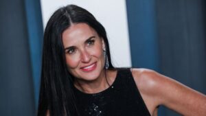 Da li biste se usudili? Demi Moore u sakou ispod kojeg je bio samo jedan komad luksuznog donjeg veša