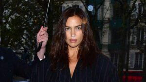 Da li biste se usudili? Irina Shayk prošetala gradom samo u sakou