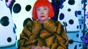 Drink Chic – Yayoi Kusama stvara umetničko delo od šampanjca