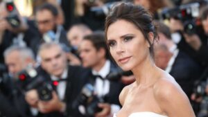 Duboki izrez za Posh: Victoria Beckham demonstrira kako se nose dekoltirani topovi bez efekta vulgarnosti