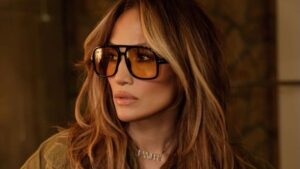 Maslinaste čizme + retro naočare: Savršen jesenji look Jennifer Lopez
