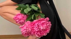 Flowerwear – u novom Instagram projektu influenseri nose cveće