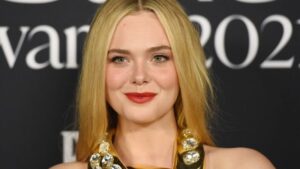 Ovo se zove modna hrabrost: Elle Fanning ponela gigantsku ogrlicu umesto majice