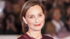 Kristin Scott Thomas: Čuvena britanska glumica prigrlila je trend srebrne boje kose