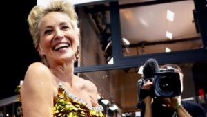 Golden Icon: Sharon Stone u uskoj Dolce&Gabbana haljini još jednom potvrdila status dive