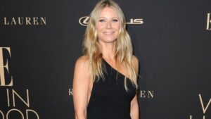 Gwyneth Paltrow zna kako da transformiše malu crnu haljinu u udoban praznični outfit