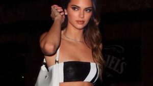 Hipnotički otisak na hipnotičkoj figuri: novi look Kendall Jenner
