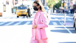 Irina Shayk pokazuje kako nositi ružičasto odelo ovog leta