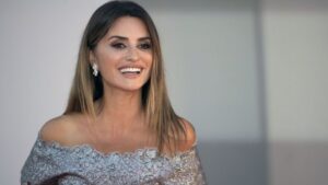 Izgled dostojan najbolje glumice: Penelope Cruz blistala je na crvenom tepihu u srebrnoj Chanel toaleti