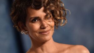 Kada se Halle Berry skine gola onda to izgleda kao malo umetničko delo