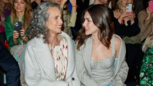 Kada zvanice zasene događaj: Andie MacDowell sa ćerkom Rainey Qualley na berlinskoj Nedelji mode