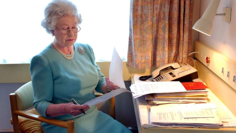 Najveća izložba garderobe kraljice Elizabeth II stiže u London