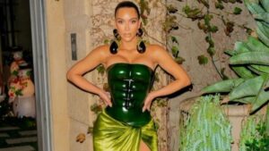 Kim Kardashian je za proslavu Božića odabrala korset „sa trbušnjacima“