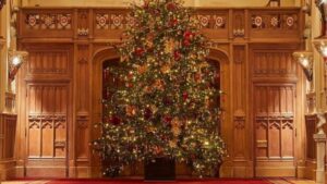 Kraljevska rezidencija ukrašena je za Božić – u holu je postavljena jelka visoka 6 metara!