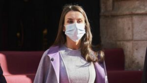 Kraljica Letizia bira najmoderniju kombinaciju sezone – sivu i lavandu