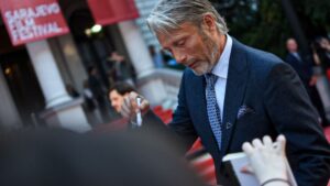 SFF report: Mads Mikkelsen za Harper’s BAZAAR direktno sa crvenog tepiha