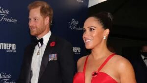 Meghan Markle u crvenoj Carolina Herrera haljini ispisuje modnu royal istoriju