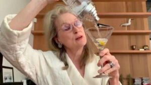 Meryl Streep u kućnom ogrtaču pravi martini i otvara bocu viskija