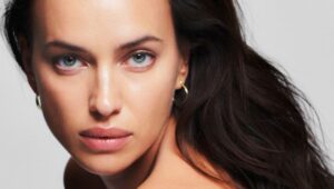 Mi ovo ne bismo izveli: Irina Shayk zna kako da toples izdanje ne izgleda vulgarno