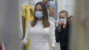 Midi haljina, papuče i Dior torba: Angelina Jolie u šopingu