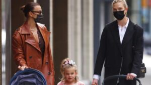 Moderne mame: supermodeli Irina Shayk i Karlie Kloss sa decom šetaju Njujorkom