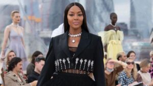 Naomi Campbell predvodnica modne oluje: Povratnička revija Alexander McQueena