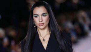 Naomi Campbell u drugom planu: Dua Lipa otvorila spektakularnu Versace reviju