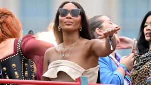 Bela haljina + duboke patike: Naomi Campbell podigla sportsku eleganciju na viši nivo