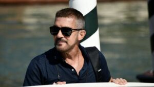 Neprepoznatljiv: Antonio Banderas stigao na filmski festival u Veneciji sa potpuno novim izgledom