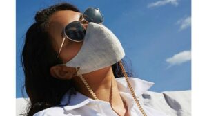 Novi trend na Instagramu: zaštitne maske ukrašene lancima
