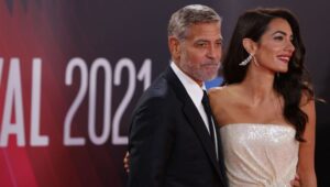 Omaž starom Holivudu: Suvi glamur u izvedbi Amal Clooney