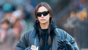 Stylish mama: Irina Shayk diže ulog perjanim jaknama