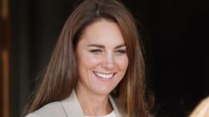 Povratak na royal dužnosti u velikom stilu: Kate Middleton u perfektnom poslovnom outfitu koji kopiramo ove jeseni
