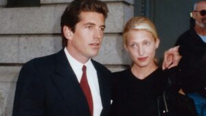 Povratak Pradine torbe koju je proslavila Carolyn Bessette-Kennedy