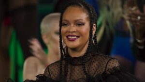 Rihanna spaja bundu sa sandalama – i čini se da radi na svom novom video spotu