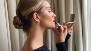 Rosie Huntington-Whiteley je kreirala dva ruža za usne u ograničenom izdanju