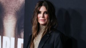 Sandra Bullock u Stella McCartney kombinezonu demonstira bezvremen red carpet stil