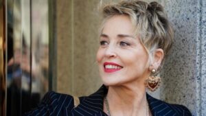 Kako se stilizuje roze odelo demonstira nam Sharon Stone