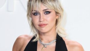 She Can Buy Herself Flowers: Miley Cyrus nastavlja da reklamira floralne parfeme kuće Gucci